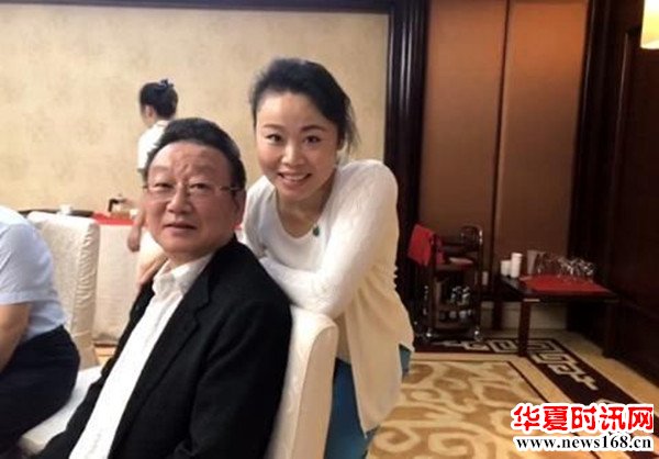 草帽姐最新照片亮相，魅力依舊不減當(dāng)年！??
